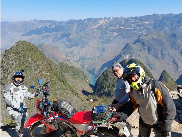 A manual motorbike is particularly suitable for rough roads and steep inclines