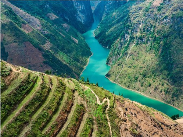 Tu San Gorge reaches a height of up to 800 meters