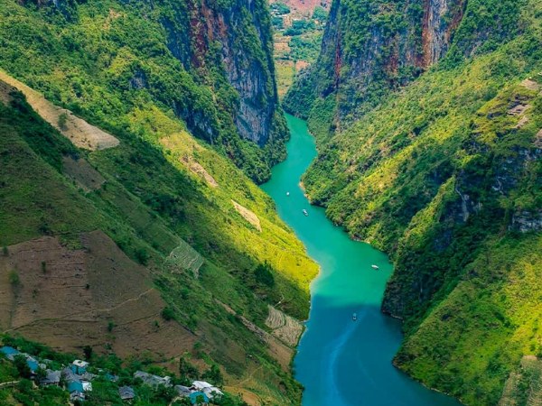 The Nho Que River originates from the Nghiem Son Mountain range