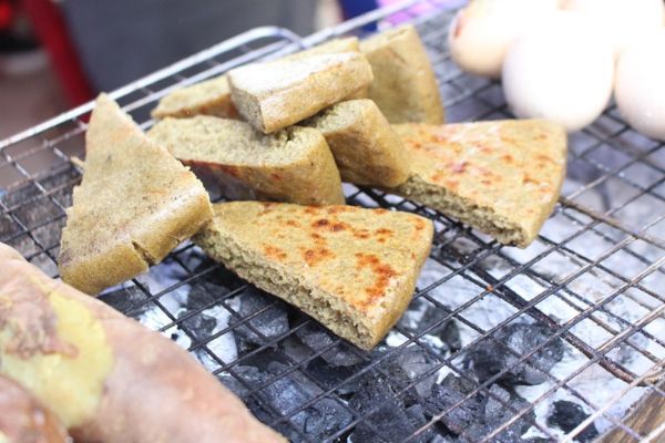 Tam Giac Mach Cake, a unique dish in the rocky plateau