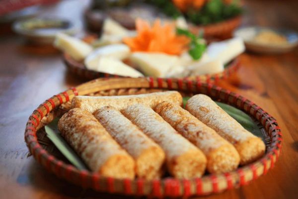 Sticky rice cooked in bamboo pipes, a simple dish in Ha Giang