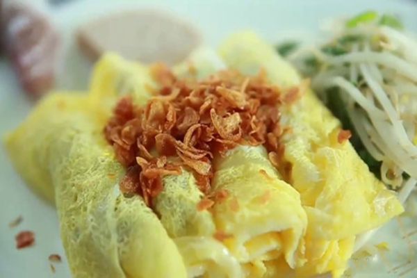 Rolled Rice Cake with Egg, a specialty dish in Ha Giang