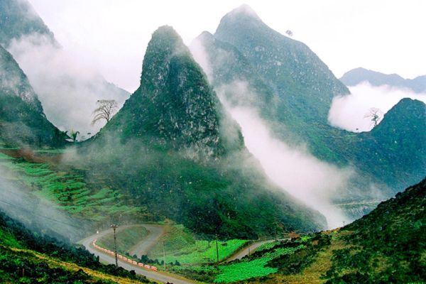 The mysterious beauty of Du Gia in the early morning