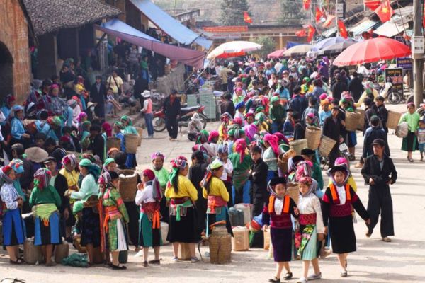 Khau Vai love market attracts many visitors