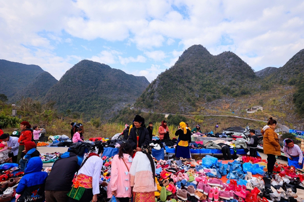 Cultural experience at Sa Phin Market with traditional clothing and local goods
