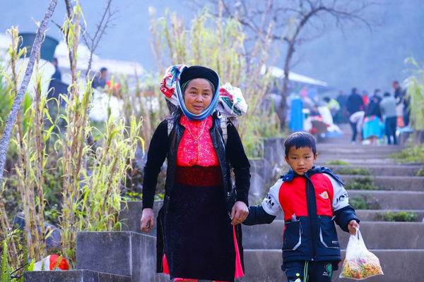 Vibrant cultural experience at Sa Phin Market with Hmong, Tay and Dao people