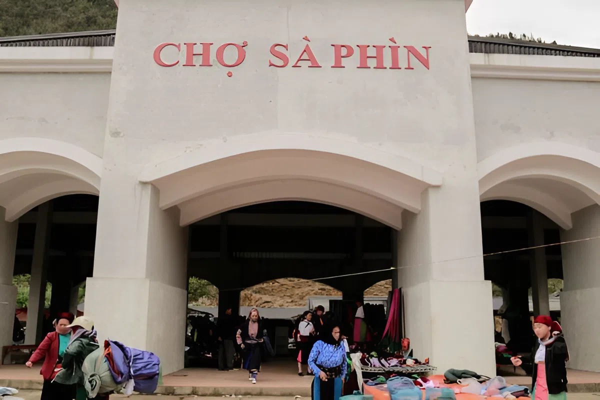 Visitors and locals shopping at Sa Phin Market in Ha Giang’s highlands